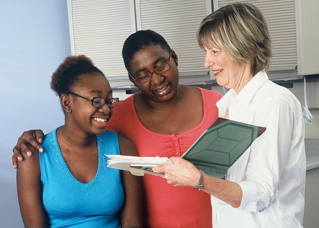 Médico conversando com pacientes
