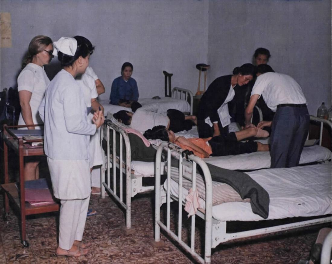 Médico examinando paciente em enfermaria
