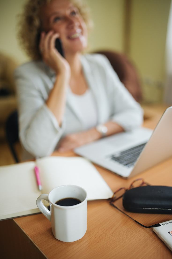 Xícara de café sobre mesa de escritório