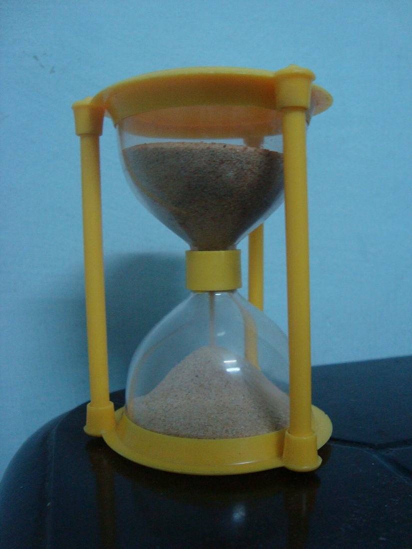 Ampulheta amarela sobre uma mesa