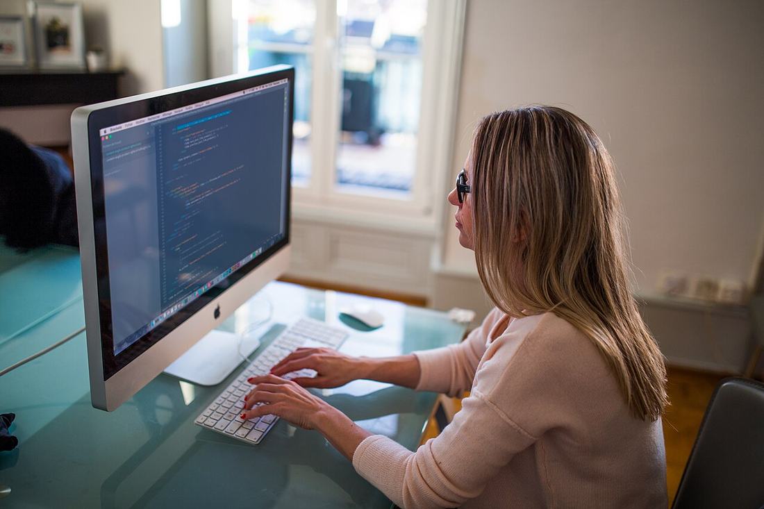Mulher trabalhando em um computador