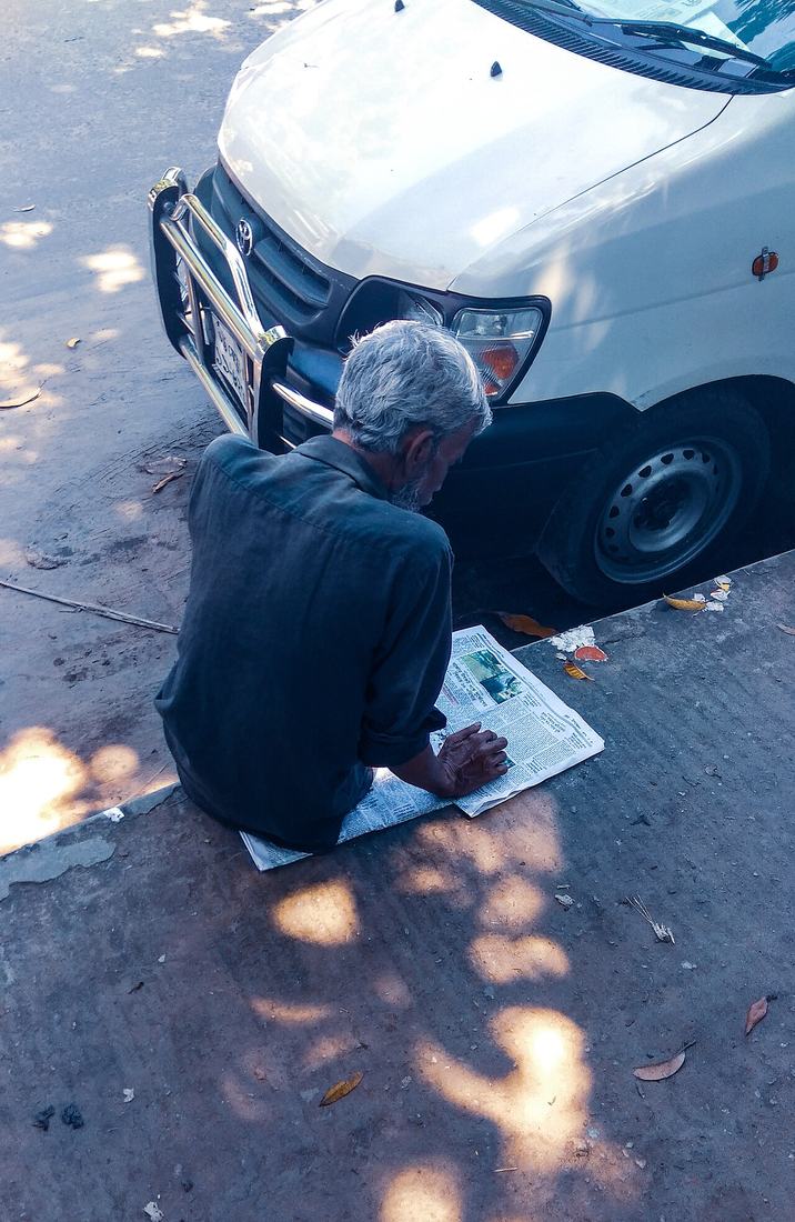 Homem idoso lendo jornal