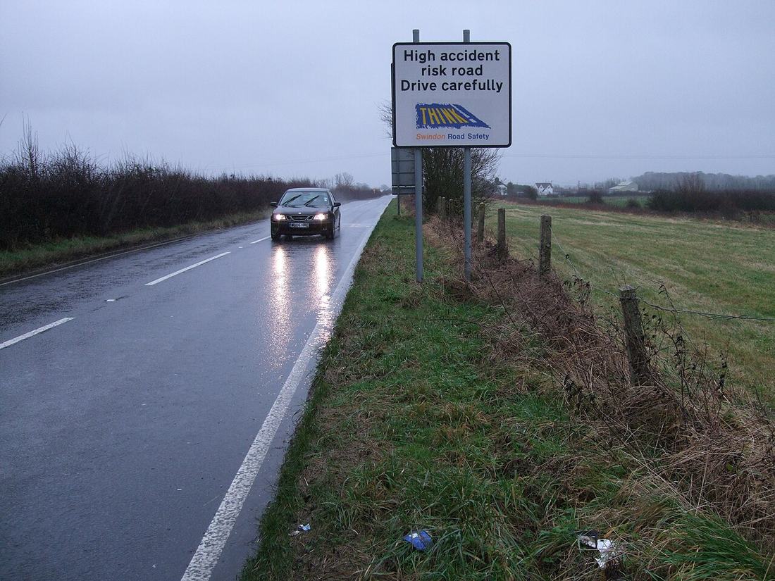 Placa de advertência em uma estrada