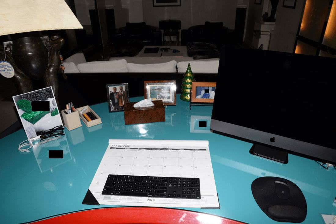 Mesa de trabalho com calendário, teclado e computador