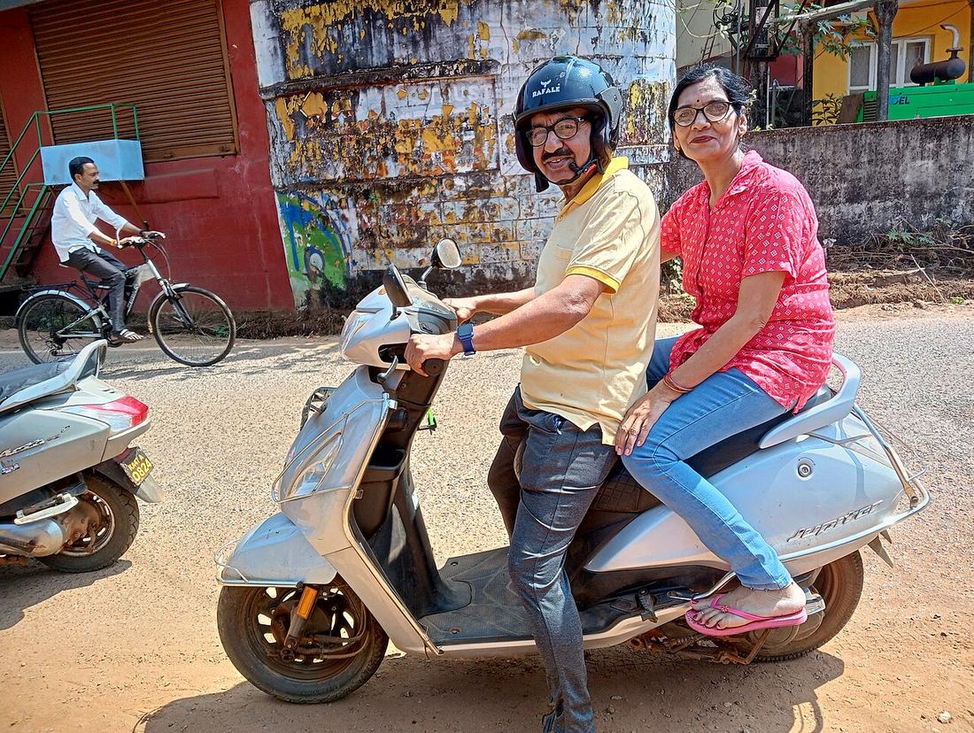 Casal de idosos em uma scooter
