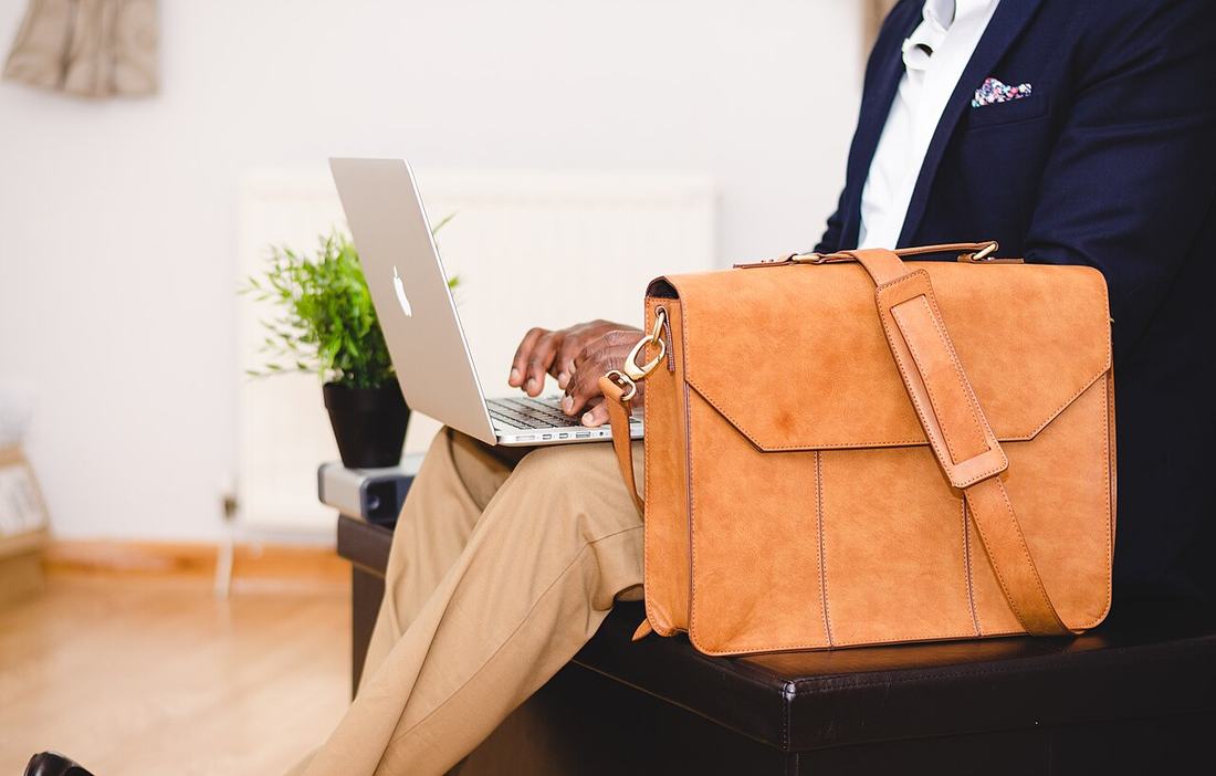 Homem trabalhando em um laptop