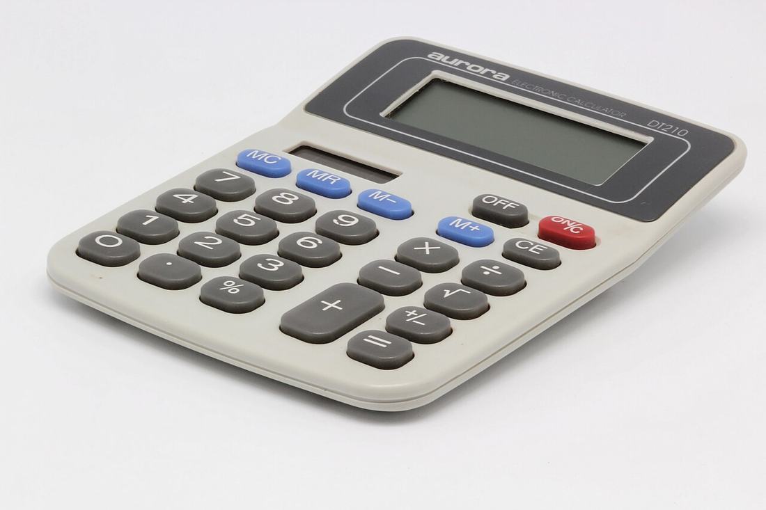 Calculadora sobre fundo branco