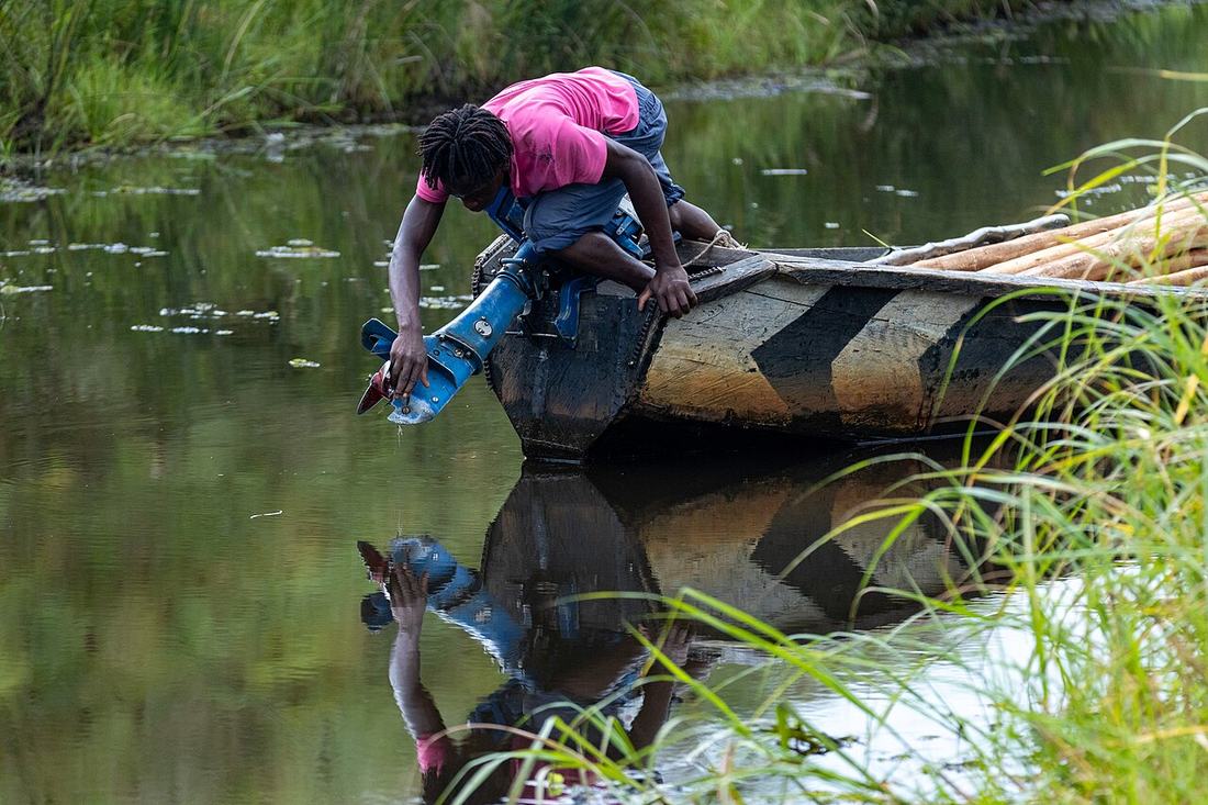 Pescador cuidando de seu barco