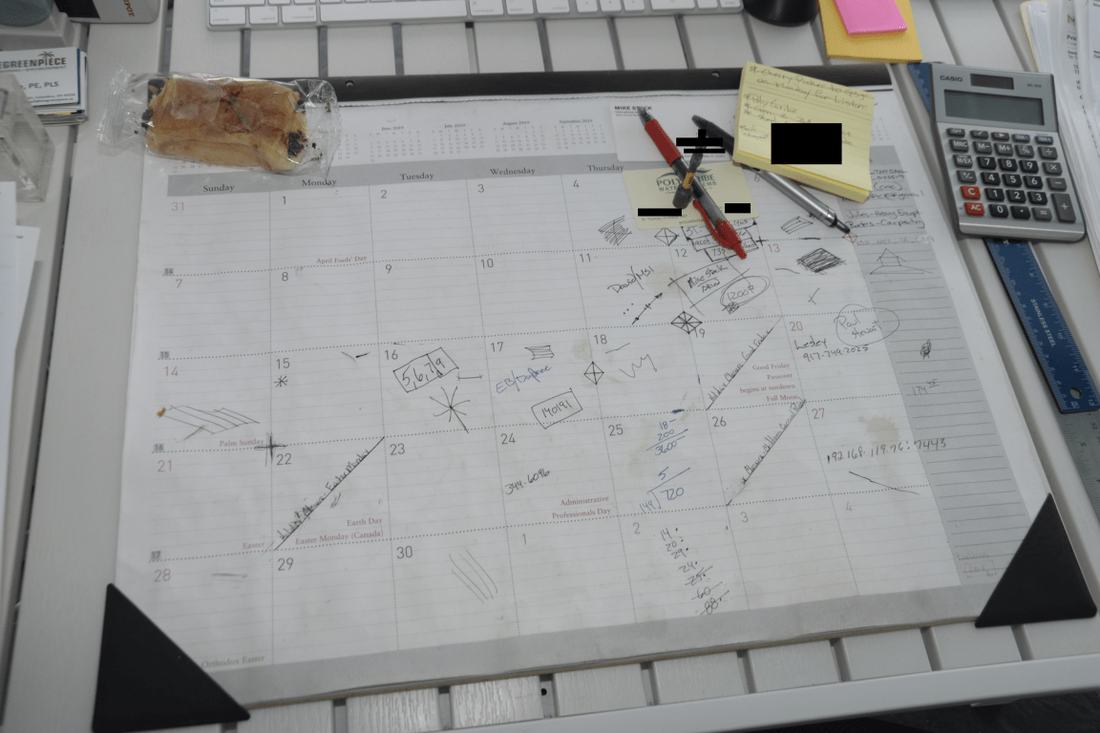 Calendário sobre uma mesa de trabalho